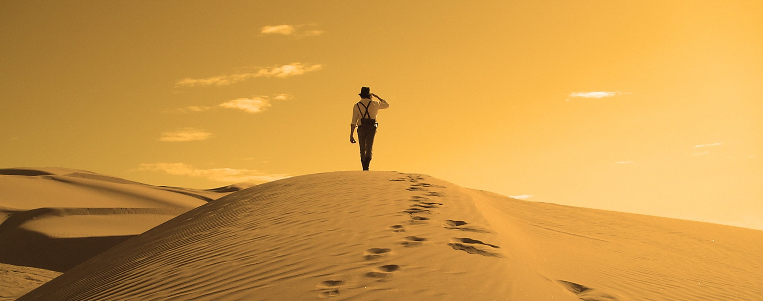 caminando en la arena