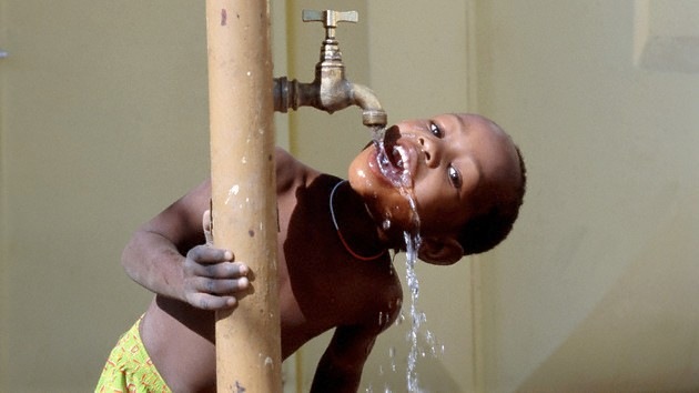 https://arquimedia.s3.amazonaws.com/27/anecdotas/nino-africa-aguajpg.jpg