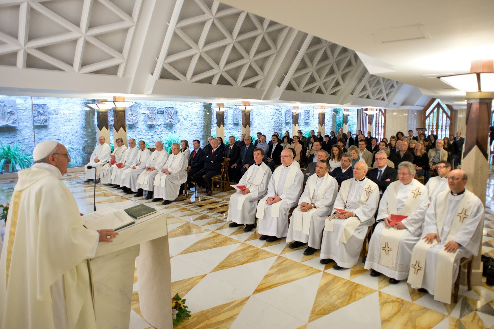 https://arquimedia.s3.amazonaws.com/256/formacion-catolica/francisco-en-santa-martajpg.jpg