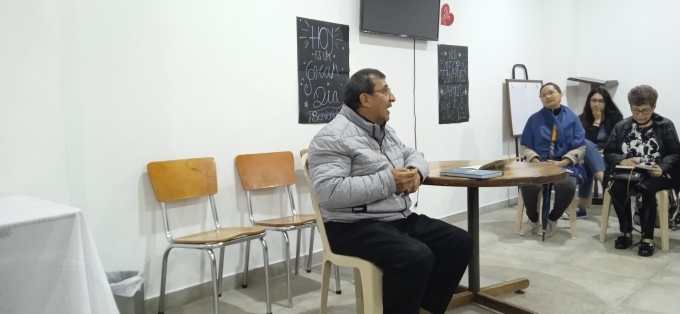 Padre Roberto en la última asamblea parroquial del 2024