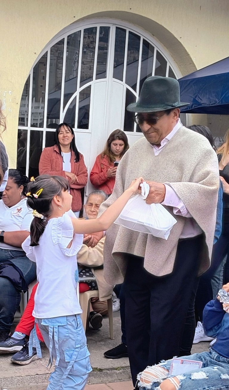 Padre Roberto bailando en Bingo Bazar