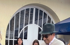 Padre Roberto bailando en Bingo Bazar